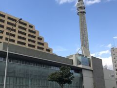 ユニクロでスウェット買いたかったんで、元町で降りてからトアロードをNHK神戸まで上がって来たけど、スーツケース押しながらやとけっこう勾配きついなぁ(^_^;)