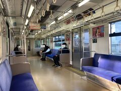 おおさか東線車内。
201系の6両編成で統一されているが、ここも来年からは221系に置き換わる。
大和路線もここも、基本的に転換クロスシートの列車が走ると言う、現在の阪和線や嵯峨野線のような路線になる。
日中は15分間隔で久宝寺や放出で快速電車に接続するダイヤだが、車内は空いている。