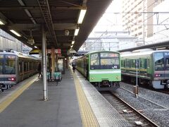 電車は放出（はなてん）駅に到着。ここで撮り鉄のため降りる。
この駅は学研都市線と乗り換え可能。
学研都市線がおおさか東線の線路を挟み込む形の駅で、上下とも学研都市線と同じホームで乗り換えられる便利な駅。
次の鴫野駅では学研都市線木津方面とおおさか東線新大阪方面も同じホームで乗り換えられる。
おおさか東線は久宝寺でも関西線とは同じホームで乗り換えられるとJR同士の乗り換えは便利だが、元貨物線の悲しさか私鉄や地下鉄との乗換駅は便利とは言い難い。