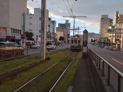 はりまや橋を見た後は高知駅から電車を使って香美市にいくためにとさでん交通の路面電車を使いました。とさでん交通の路面電車は高知市の街を中心に走っており、①1904（明治37）年に開業し、現在も走る路面電車の中で日本一の歴史を持つこと②25.3キロと軌道路線の全長が日本一であること③清和学園前～一条橋間が63メートルと電停間の距離として最も短いことの３つの日本一があります。とさでん交通の路線は高知市内の「はりまや橋」を中心として、西のいの町「伊野」を結ぶ伊野線、東の南国（なんこく）市「後免町（ごめんまち）」を結ぶ後免線、北の高知駅前までの駅前線、南の桟橋通五丁目を結ぶ桟橋線の4路線から成り立っています。（ＧetNaviweb参照）とさでん交通の路面電車は鉄道の路線同士が直角に交わる［ダイヤモンドクロス］という光景があります。ダイヤモンドクロスで直角に交わっているところは高知県のはりまや橋を含めて、全国3ヶ所だけしかなく、しかもその中で路面電車同士だと全国唯一なのでかなり希少です！（cocchiME参照）