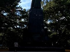 レストまつむらで昼飯を食べた後は桂浜のシンボルとも言える坂本竜馬の銅像を見に行きました。坂本龍馬の銅像は昭和3年５月27日に高知の青年による募金活動で建設されました。銅像は高知県宿毛市の彫刻家本山白雲の代表作であり、本体は5m30cmで台座を含めて13m48cmあるので、日本で最大級となっています。（桂浜まるごとガイド参照）桂浜に立っている龍馬像のモデルになった写真は１８６６年に長崎で坂本龍馬を撮影した写真と言われています。（高知桂浜の観光情報参照）自分は思わず、龍馬にちなんで「四国、遂に制覇したぜよ！」と言いました。（笑）