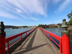 本土と福浦島を結ぶ、この252mの朱塗りの福浦橋は、素敵な縁に恵まれる「出会い橋」と呼ばれているそうです。