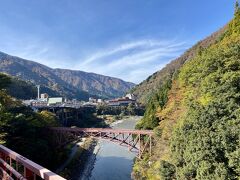 トロッコ電車内では、富山出身の室井滋さんが案内してくれます。
聞きやすくて楽しいです。

写真は、新山彦橋から山彦橋を撮影しました。
