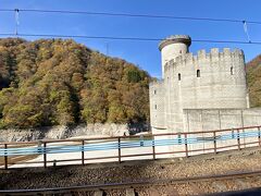 新柳河原発電所がヨーロッパの湖畔のお城のよう。。