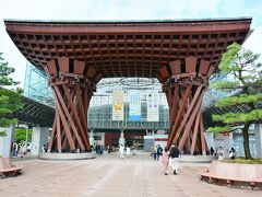 金沢駅 鼓門

太鼓をイメージした木造の門。金沢に来た～って気がする風景（笑）