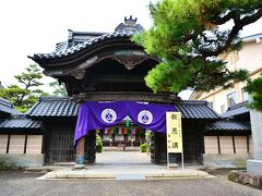 浄土真宗本願寺派 本願寺金沢別院(西別院)
http://www.incl.ne.jp/honganji/

前に金沢へ来た時もここに寄ったんだけど、とても立派なお寺さんだったことを思い出して来てみた。