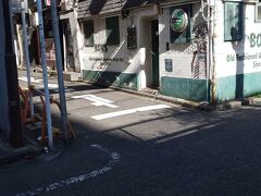 新宿遊歩道公園を歩いていると途中で新宿ゴールデン街の入口につながっています。昼間なのでどこも閉まってますが飲み屋さんがたくさんあります。