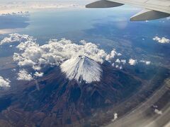 １０時前に羽田空港を飛び立ちます。紅葉に染まる富士山がとても綺麗でした。
