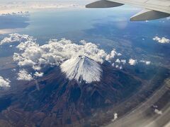 10時に羽田空港を飛び立ちます。紅葉に染まる富士山がとても綺麗でした。