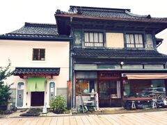 菜喰 安心院（あじむ）
http://www.kanazawa-ajimu.com/

趣のある建物が二軒並んでいて、左が菜喰 安心院、右はアンティークショップの永和堂。