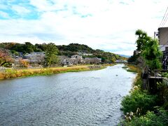 浅野川大橋

曲がりながら流れる姿から女川と称される浅野川。国登録有形文化財の浅野川大橋を渡って対岸へ。
