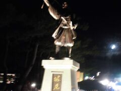 その後松江に移動し夜の松江城に行きました。これは入口にある堀尾良晴の像。