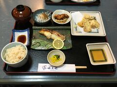 鞆の浦は鯛が有名。
ということで、鯛定食。塩焼き、天ぷら、鯛めし、アラ炊き。
