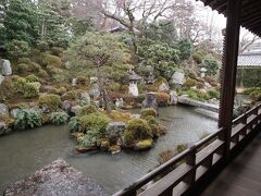 徳川家光の命で造られた、宸殿前の小堀遠州作という池泉鑑賞式庭園。
建物中から鑑賞するお庭で、何処から眺めて絵画のようにうつります。

以前は撮影禁止だったようですが、今回はそのような注意書きはありませんでした。池の中に見えるのが亀石