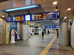 日曜日の９：３０過ぎという中途半端な時間に横浜駅にやってきました。今日はここから東京駅にあるＪＲ高速バス乗り場に行き、そこからＪＲバス東海で名古屋駅まで行きます。日曜日のこんな時間に動き出しているって正直稀です。旅行だったらもっと早いですし、家にいる日はまだ家でゆっくりしている時間なので・・・。
ＪＲで言っても良いんですけどなぜか京急+都営浅草線で行くことにします。