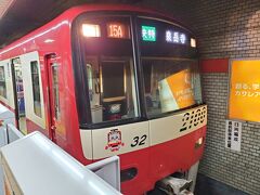 横浜から快特にのりましたが混雑という程ではないにしろ座る席はなくて、品川から一駅だけ座り泉岳寺駅へやってきました。ここで西馬込から来た列車へと乗り換えです。
正直なところ品川で、というか横浜からＪＲ乗っていた方が東京駅での移動は楽なのですが、ＪＲはこの時間帯１０両が多く避けてしまいました。まあ品川からなら問題はなかったと思いますけど・・・。