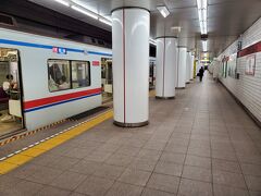泉岳寺で乗り換えて宝町駅へ。ここから東京駅まで１０分弱歩きです。泉岳寺からは京成の３４００形でした。３４００形も足回りは５０年弱経過してきているので乗れる機会も減ってくるでしょうね。