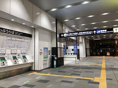 宿から徒歩18分で富山駅まで到着しました。
終電乗り過ごしたような人達を見かけました。