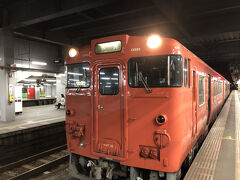 高岡駅に到着しました。
ここで氷見行きの電車に乗り換えます。
乗客は男性ばっかり、皆左側(入口からみて)に座っています。
私も真似して同じところに座ってみます。