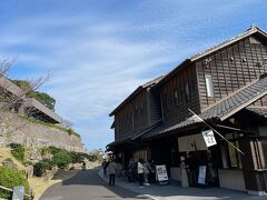 両棒餅屋やお土産屋さんが並びます。
食べたいけど、お腹いっぱいでスルー。