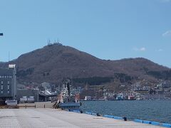 イカ広場から海沿いを歩くと函館山が見えます。

２０２１年春の函館パート4へ続きます。