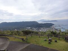 富士見峠展望台よりの眺め（左は向山　右に式根島　奥に神津島）