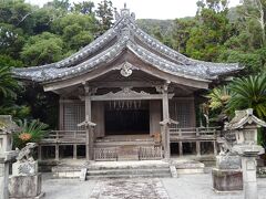 十三社神社（拝殿）伊豆諸島では最大規模の境内であり、新島の鎮守社です。創建は６C末で、１６４９年に現社地に遷座しました。）