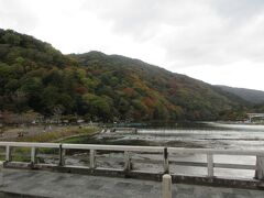 3日目、天龍寺を訪れる途中で車窓から見た嵐山の様子です。
やっと色づき始めたばかりで、紅葉はまだ先のようでした。