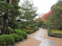 智勝院へ。
1597年、初代臼杵藩主・稲葉貞通が父の菩提を弔うために建てた寺です。やはり非公開のため寺域に入ることはできませんでしたが、山門から見た広い庭はきれいに手入れされ、紅葉も始まり、心休まる雰囲気が感じられました。庭というよりも庭園という感じがする空間でした。