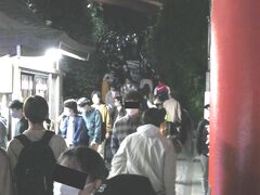 島からの脱出を図っている最中
人はどんどん集まってくる
その流れに逆行する形で歩く

わかりやすいように明度をいじったんだが、奥の赤い橋の下まで人がぎっしりなのが見えるだろうか？