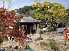 上り坂のある参道を北へてくてく10分歩くと、須磨寺についた。