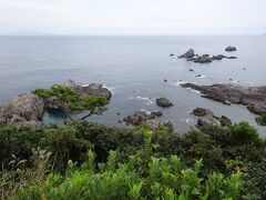 ぐんじ山展望台からの眺め（足元の眺め　左の岩は大根　一帯の海岸はウミネコの繁殖地です。）