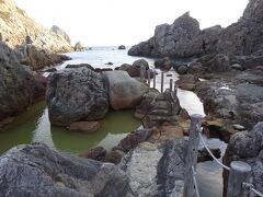 地鉈温泉（崖を鉈で割ったような谷間にあり、岩に囲まれた茶褐色の温泉です。硫化鉄泉は胃腸病や神経痛に効き、「内科の湯」と呼ばれます。明治４１年、泊浦工事の人で来島した静岡県の江尻の石工３人が自力で道を作りました。「彰功誌」の文字が岩に刻んであります。野口冬人氏の選定した露天風呂番付で東の張出横綱に番付されています。）