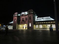 でも、特急券が不要の普通列車を待っても、
21：55「門司駅」発
22：03「門司港駅」着　210円。
重要文化財の駅舎です。