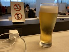 羽田空港のラウンジで一息。
千歳へ帰る便は、１０席しかないプレミアムクラスの最後の１席を取れたので楽しみ！