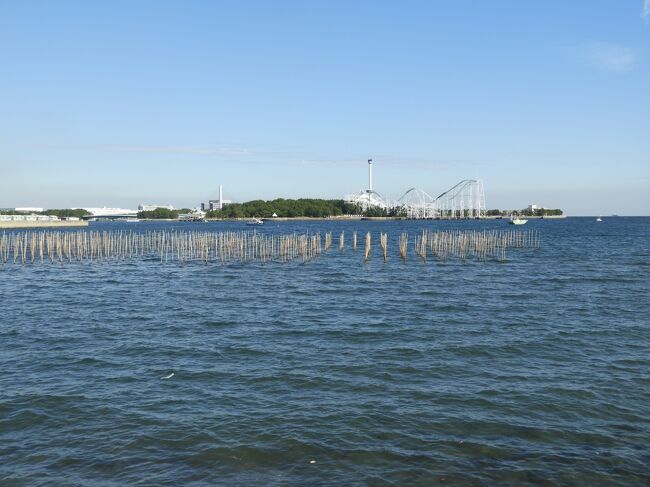 別邸の庭園から見た八景島　　　　　　　　　