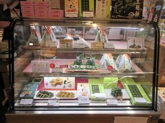 ５日目に三昇堂小倉の京生麩餅を買いました。京都駅八条口、近鉄名店街みやこみちにあるハーベス京銘館で買いました。ホテルで甘いものを食べたくなった時用に京生麩餅３個入りを買いました。
