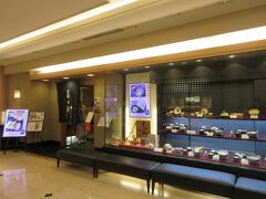 ６日目の遅い昼食に、JR京都伊勢丹１１階の美々卯へ行きました。東京にあった美々卯が撤退してから、京都旅行で美々卯のうどんすきを食べるのが楽しみの一つになっています。京都へ来る度にこの店でうどんすきを食べていると応対したスタッフに話し、注文しました。
