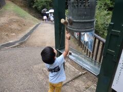 やってきたのは、濃溝の滝。幸運の鐘をつく子ども。