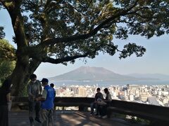 はいコレです。
市内随一の桜島眺望スポット「城山展望所」です。確かに眺めはいいですが、鹿児島市内には他にも無数に眺望スポットがありますから…。