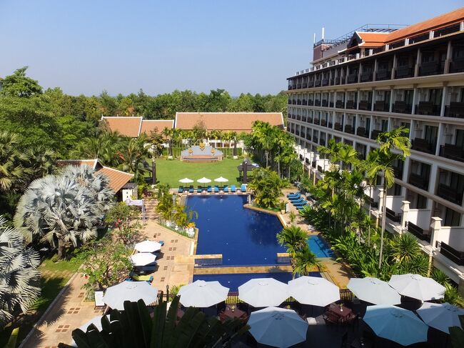 ベンメリアツアーを終え、ホテルに到着。13:00<br />日中のホテルの部屋からの眺め<br />この写真と同じ構図がホテルのパンフの表紙です。<br />プールで泳いでいる人はいません。<br /><br />時間がないのでお昼は持参したカップヌードルとウエルカムフルーツで軽く済ませる経済的な2人です。