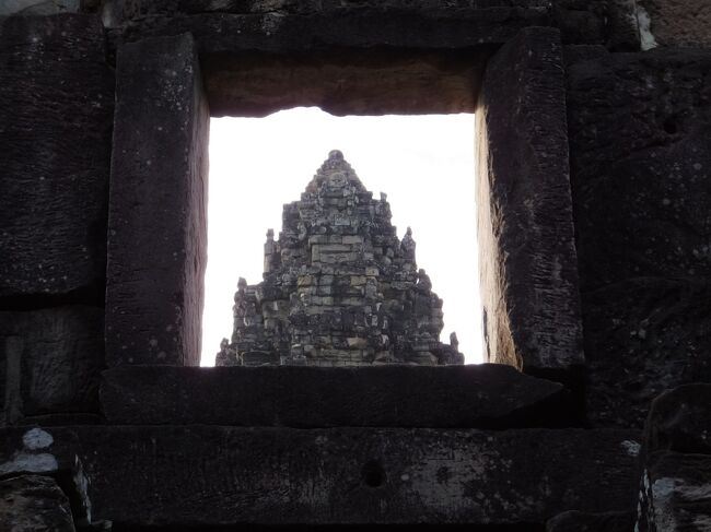 5分トゥクトゥク走らせて2番目の遺跡　バコンに到着<br />バコン寺院はロリュオス遺跡群の中でも最も規模の大きな寺院とされ、5層のピラミッド型に構成されていている。<br />ここはアンコールワットの原型となったものと言われている。<br />この石の積み方と小窓が絶妙