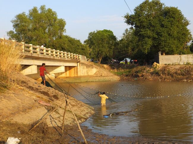 街へ帰る途中、池で魚を捕っているのを発見<br />ドライバーに声を掛け、写真撮影のためにストップしてもらう。<br /><br />ダウンタウンへ<br />ラッキーモールマーケートやアジアマーケットでお土産購入　<br />ホテルへ送ってもらう。<br /><br />トゥクトゥクチャーターは好きなところに寄ってもらえて小回りがきいてとても楽<br />ロリュオス遺跡の超過分3ドル請求されただけだが、チップを含めて5ドル渡す。