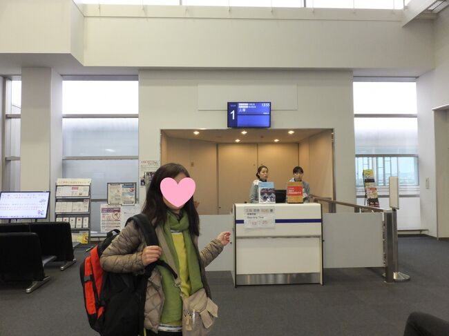 2017年12月19日（火）<br />FM826便にて富山→上海へ　13:55発<br />旅の始まりはいつもの富山空港　国際線ゲート（１つしかありません）<br />駐車場無料　30分で手続きできる富山空港は楽、早、安