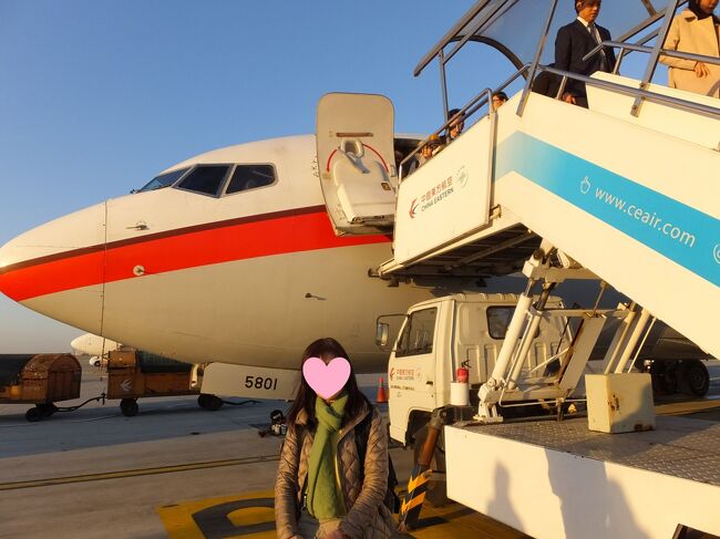 上海浦東空港到着。沖止め　快晴だが風が冷たい。<br />バスに乗りターミナル1へ向かう。<br />今回は入国せずトランジットレーンへ進み<br />セキュリティーを通りターミナル１制限エリアへ。