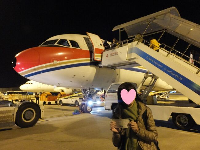 ゲートからバスに乗り込み、駐機している飛行機へ<br />寒空の夜の上海浦東空港