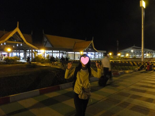 22:00　（日本時間24時）　シェムリアップ空港到着<br />やはり沖止めだが、こちらは3分歩いてターミナルビルへ<br />気温16度　最適です。<br /><br />アライバルビザ申請←お勧め早くて安い。事前取得した人が多いので空いている。<br />カウンターへ行き、申請書に記入、持参した写真と30ドル添えて提出10分で完了<br />10人以上いたビザ担当の空港係員たち。時間をもてあまし、刺繍をしている人、リンゴをかじっている人など公務員なのに日本では信じられないようなユルユル光景<br /><br />無事入国、バーケージピックアップして<br />到着便をメールしておいたホテルの無料送迎バンのドライバーに出迎えられ、ホテルへGo<br /><br />