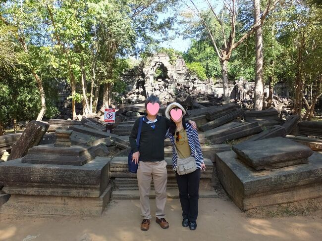 参道を進む<br />倒壊が進んだ巨大寺院の入り口に圧倒される。