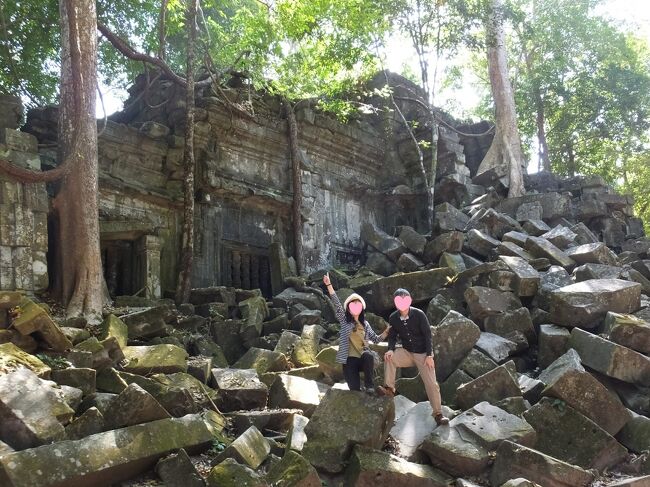 西門あたりの崩れた石<br />乱雑に落ちた石の上を歩きアドベンチャー気分を満喫