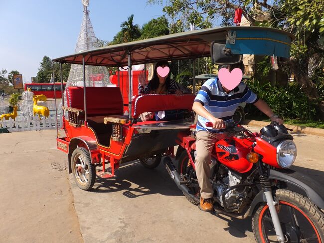 午後2時からトゥクトゥク4時間チャーター12ドル（1312円）＋追加3ドル　<br />（スケッチトラベル）<br /><br />ドライバーさんに写真撮影お願いしたら、バイクにまたがった写真を撮ってくれた。<br />赤いトゥクトゥクは目立ちます。